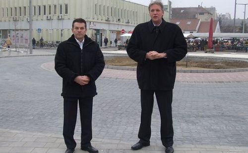 Dr. Zombor Gábor polgármester és Kun István, a Piac- és Vásárigazgatóság igazgatója adta át a nagypiachoz közeli csomópontot Kecskeméten. kecs2.jpg